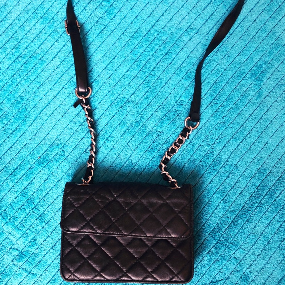 Perfect black shoulder bag for on the go